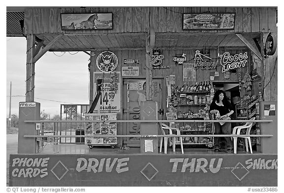 Bonnie's drive-through convenience store. Arizona, USA (black and white)