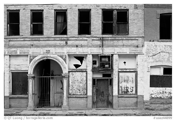 Boarded up storefront, Clifton. Arizona, USA (black and white)