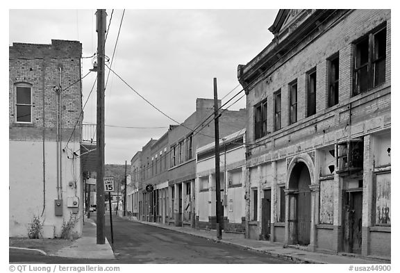 Semi-abandonned buildings, Clifton. Arizona, USA (black and white)