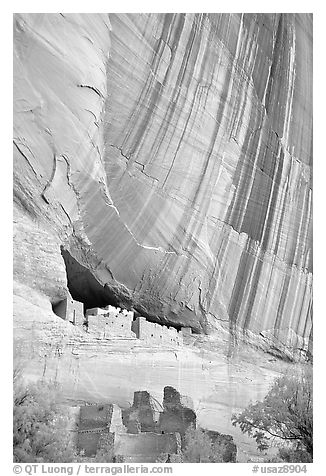 White House Anasazi ruins and wall with desert varnish. Canyon de Chelly  National Monument, Arizona, USA