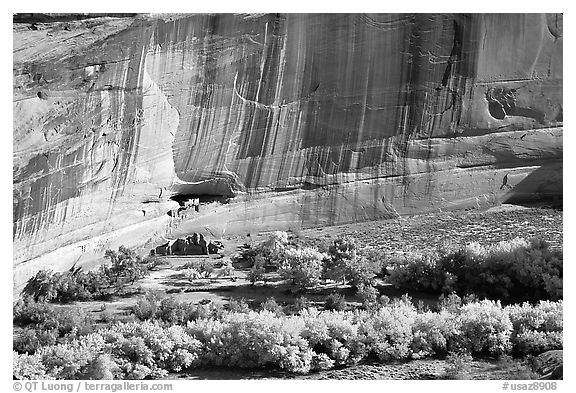 White House Anasazi ruins and wall with desert varnish. Canyon de Chelly  National Monument, Arizona, USA (black and white)