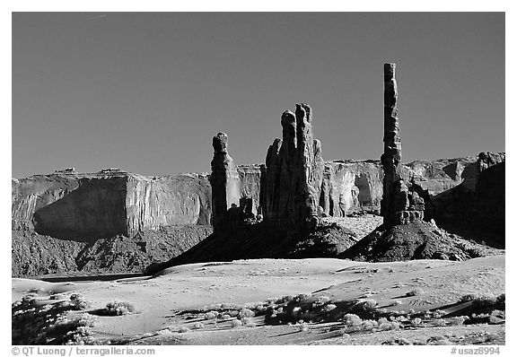 Yei bi Chei and Totem Pole, afternoon. Monument Valley Tribal Park, Navajo Nation, Arizona and Utah, USA (black and white)