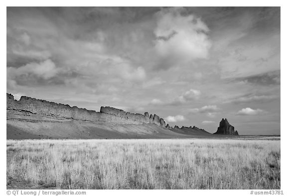 Serrated volcanic ridge leading to Shiprock. Shiprock, New Mexico, USA (black and white)