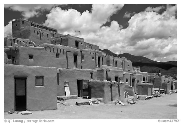 Hlauuma. Taos, New Mexico, USA (black and white)
