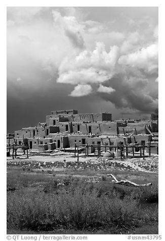 Largest multistoried Pueblo structure. Taos, New Mexico, USA (black and white)