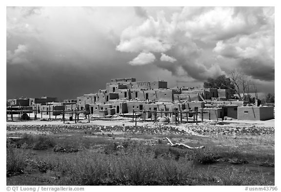 Red Willow Creek and Hlauuma. Taos, New Mexico, USA (black and white)