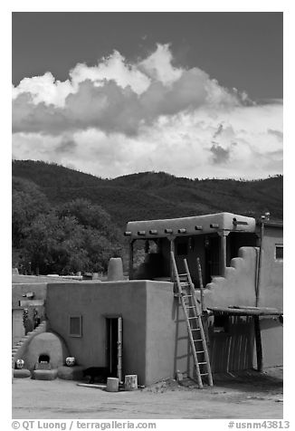 Pueblo house. Taos, New Mexico, USA (black and white)