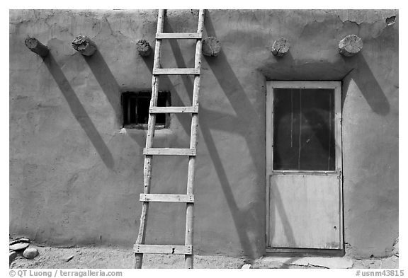 Ladder on adobe facade. Taos, New Mexico, USA (black and white)