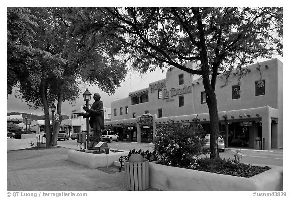 Plazza, statue, and hotel La Fonda. Taos, New Mexico, USA (black and white)