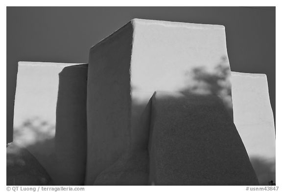 Massive adobe walls and buttresses of San Francisco de Asisis church, Rancho de Taos. Taos, New Mexico, USA (black and white)