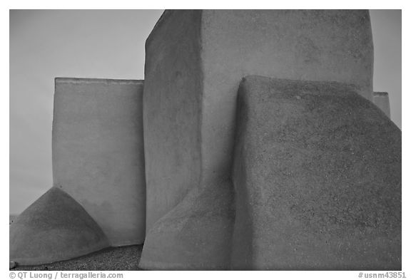 Windowless walls at the back of San Francisco de Asisis mission, Rancho de Taos. Taos, New Mexico, USA