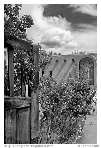 Gardens and adobe wall, Sanctuario de Chimayo. New Mexico, USA (black and white)
