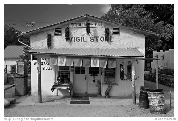 Store, Sanctuario de Chimayo. New Mexico, USA (black and white)