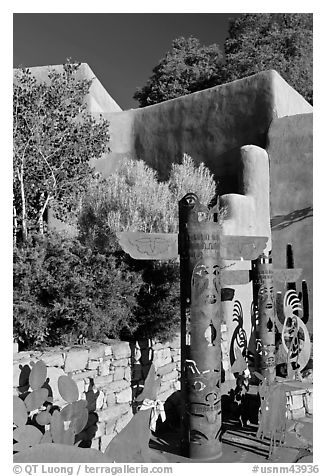 Southwest art, and adobe building. Santa Fe, New Mexico, USA (black and white)