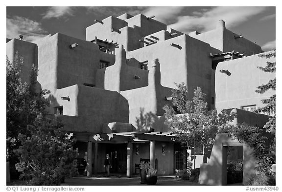 Loreto Inn hotel. Santa Fe, New Mexico, USA (black and white)