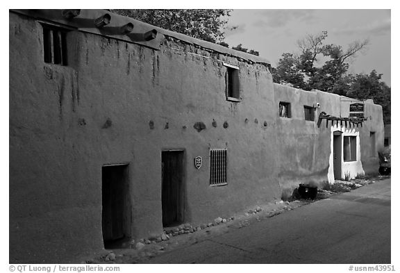 Casa Vieja de Analco, oldest house in the US, at dusk. Santa Fe, New Mexico, USA