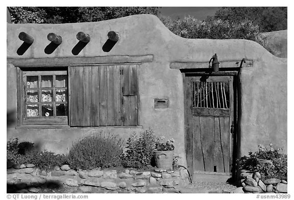 Adobe house. Santa Fe, New Mexico, USA (black and white)