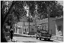 Canyon Road and art galleries. Santa Fe, New Mexico, USA (black and white)