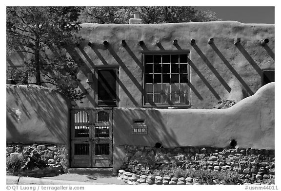 House in revival pueblo style, Canyon Road. Santa Fe, New Mexico, USA (black and white)