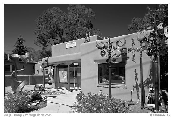 Art gallery and modern sculptures. Santa Fe, New Mexico, USA (black and white)