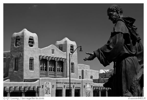 Statue and Institute of American Indian arts museum. Santa Fe, New Mexico, USA (black and white)