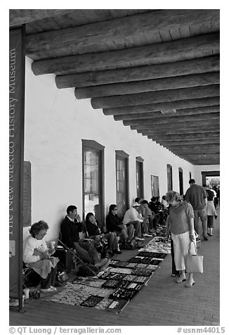 El Palacio Real (oldest public building in the US) with native vendors. Santa Fe, New Mexico, USA