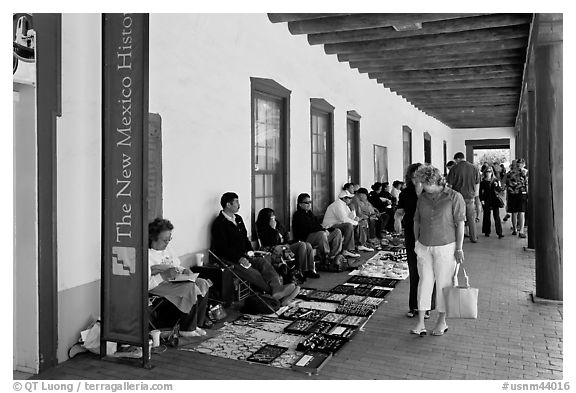 Palace of the Governors with native vendors. Santa Fe, New Mexico, USA (black and white)