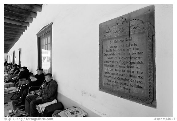 Sign explaining history of Palace of the Governors. Santa Fe, New Mexico, USA (black and white)