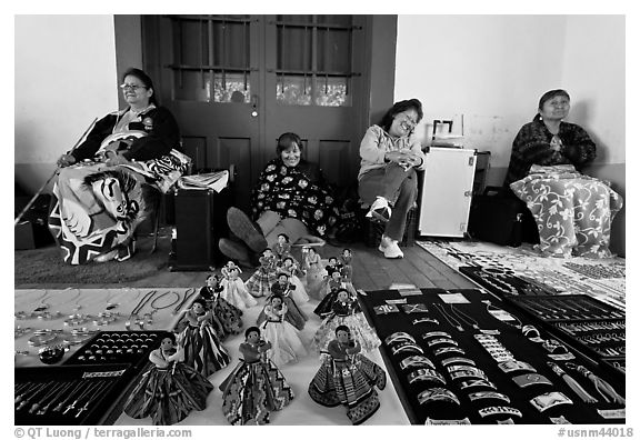 Native american women selling crafts. Santa Fe, New Mexico, USA (black and white)