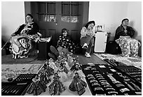 Native american women selling crafts. Santa Fe, New Mexico, USA (black and white)