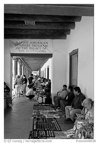 Native americans selling arts and crafts. Santa Fe, New Mexico, USA (black and white)