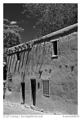 Casa Vieja de Analco. Santa Fe, New Mexico, USA (black and white)