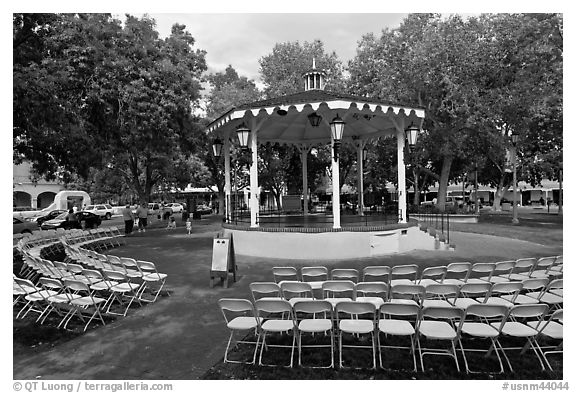 Gazebo, old town plazza. Albuquerque, New Mexico, USA (black and white)