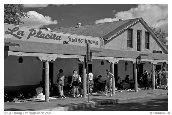 Arcade with craft sellers, old town plazza. Albuquerque, New Mexico, USA (black and white)