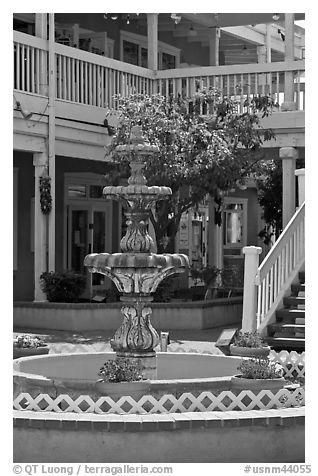 Fountain and white guardrails, old town. Albuquerque, New Mexico, USA (black and white)