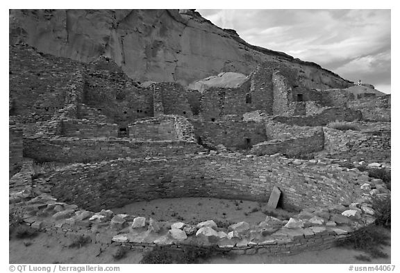 Kiva and multi-storied roomblocks, Pueblo Bonito. Chaco Culture National Historic Park, New Mexico, USA