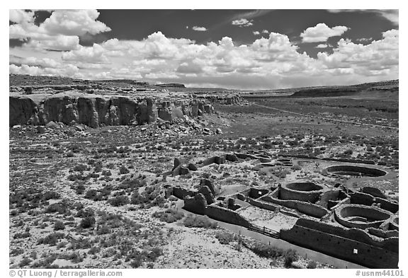 Chetro Ketl and Chaco Canyon. Chaco Culture National Historic Park, New Mexico, USA (black and white)