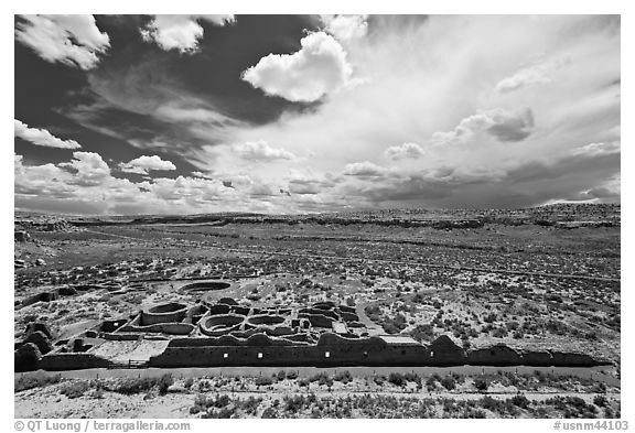 Chetro Ketl great house. Chaco Culture National Historic Park, New Mexico, USA (black and white)