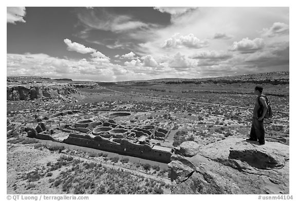 Man overlooking Chetro Ketl. Chaco Culture National Historic Park, New Mexico, USA (black and white)