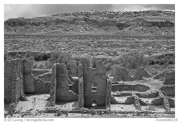 Kin Kletso. Chaco Culture National Historic Park, New Mexico, USA (black and white)