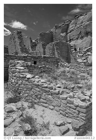 Masonery walls, Kin Kletso. Chaco Culture National Historic Park, New Mexico, USA (black and white)