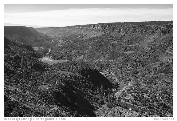 Upper Rio Grande Gorge from Chawalauna Overlook. Rio Grande Del Norte National Monument, New Mexico, USA (black and white)