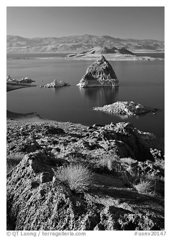 Shoreline and Pyramid. Pyramid Lake, Nevada, USA