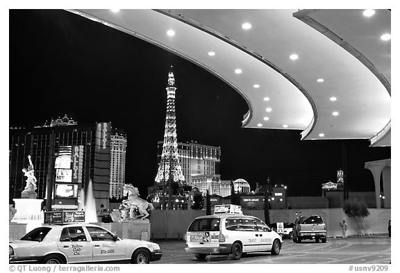 Taxis at hotel entrance, Paris Las Vegas. Las Vegas, Nevada, USA (black and white)