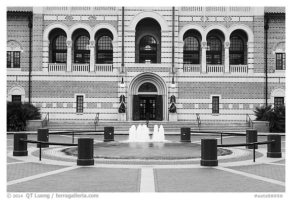 Fountain, and building, Rice University. Houston, Texas, USA (black and white)