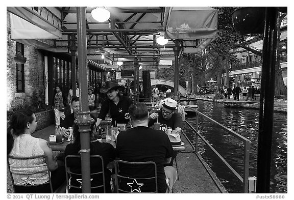 Enjoying drinks on Riverwalk. San Antonio, Texas, USA (black and white)