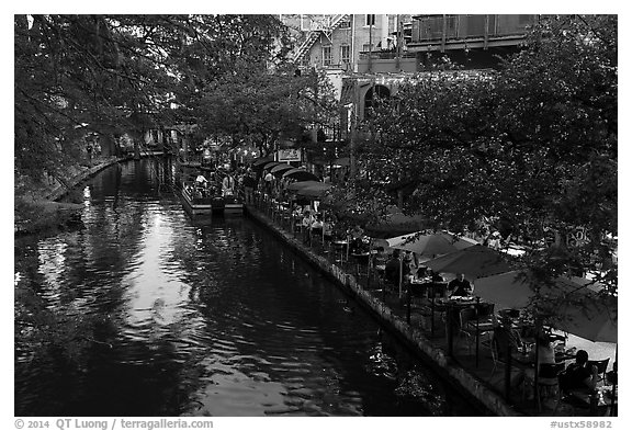 Restaurant tables and barge, Riverwalk. San Antonio, Texas, USA (black and white)