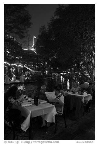 Riverside dinning on the Riverwalk. San Antonio, Texas, USA (black and white)