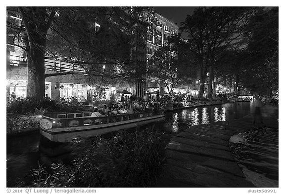 Barge and walkway at dusk, Riverwalk. San Antonio, Texas, USA (black and white)