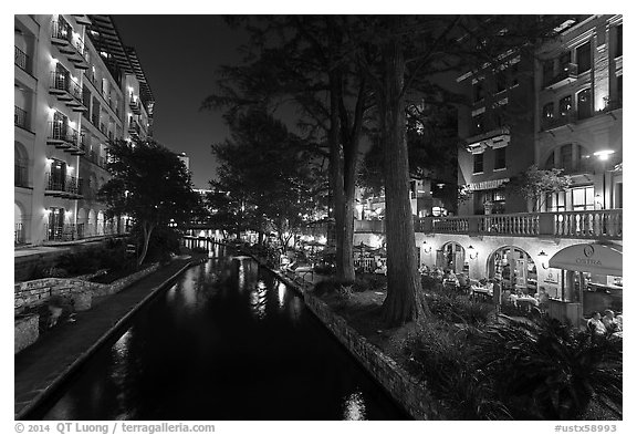 Residences and restaurants, Riverwalk at night. San Antonio, Texas, USA (black and white)